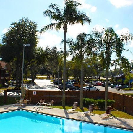 Hotel Ramada By Wyndham Temple Terrace/Tampa North Exterior foto