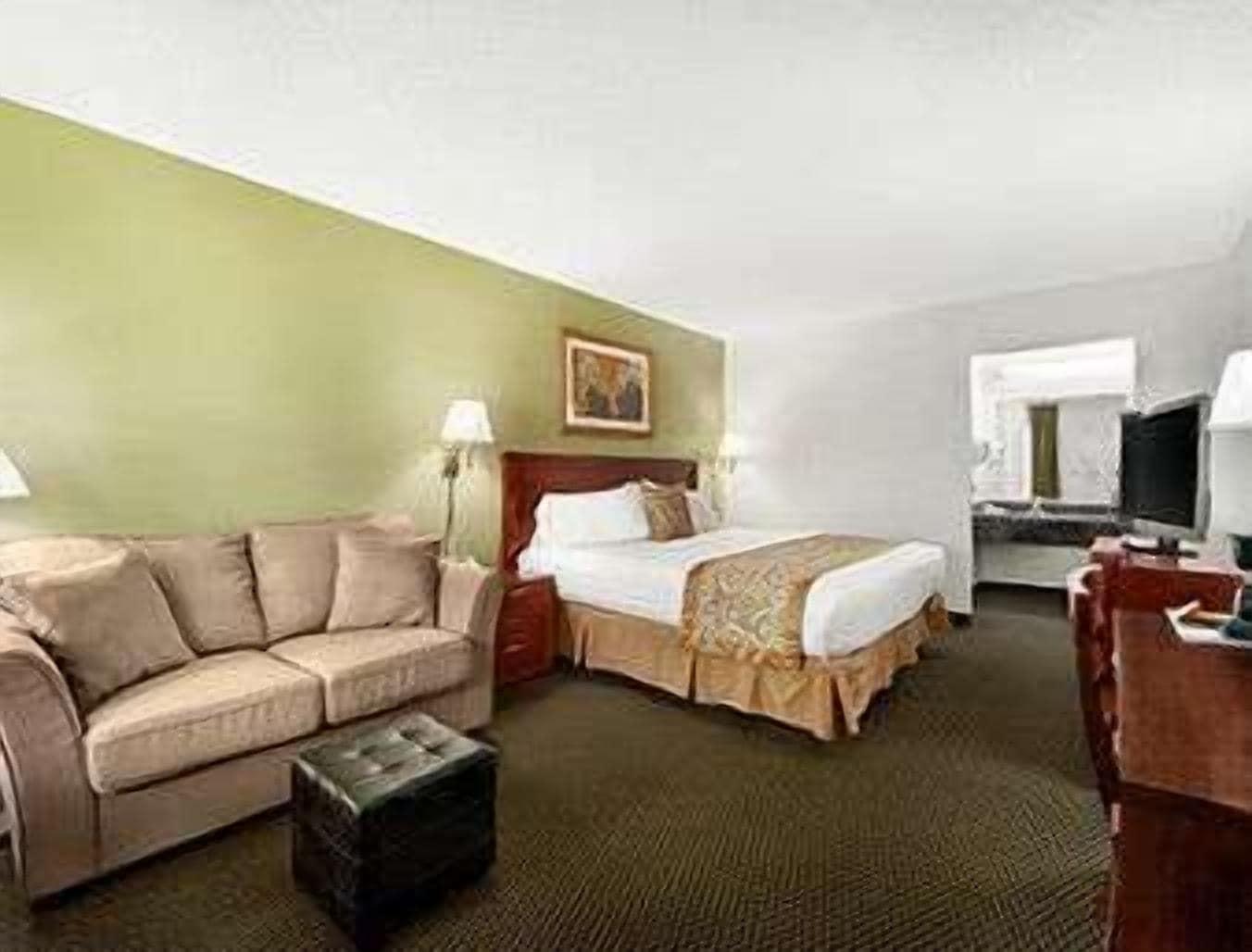 Hotel Ramada By Wyndham Temple Terrace/Tampa North Exterior foto