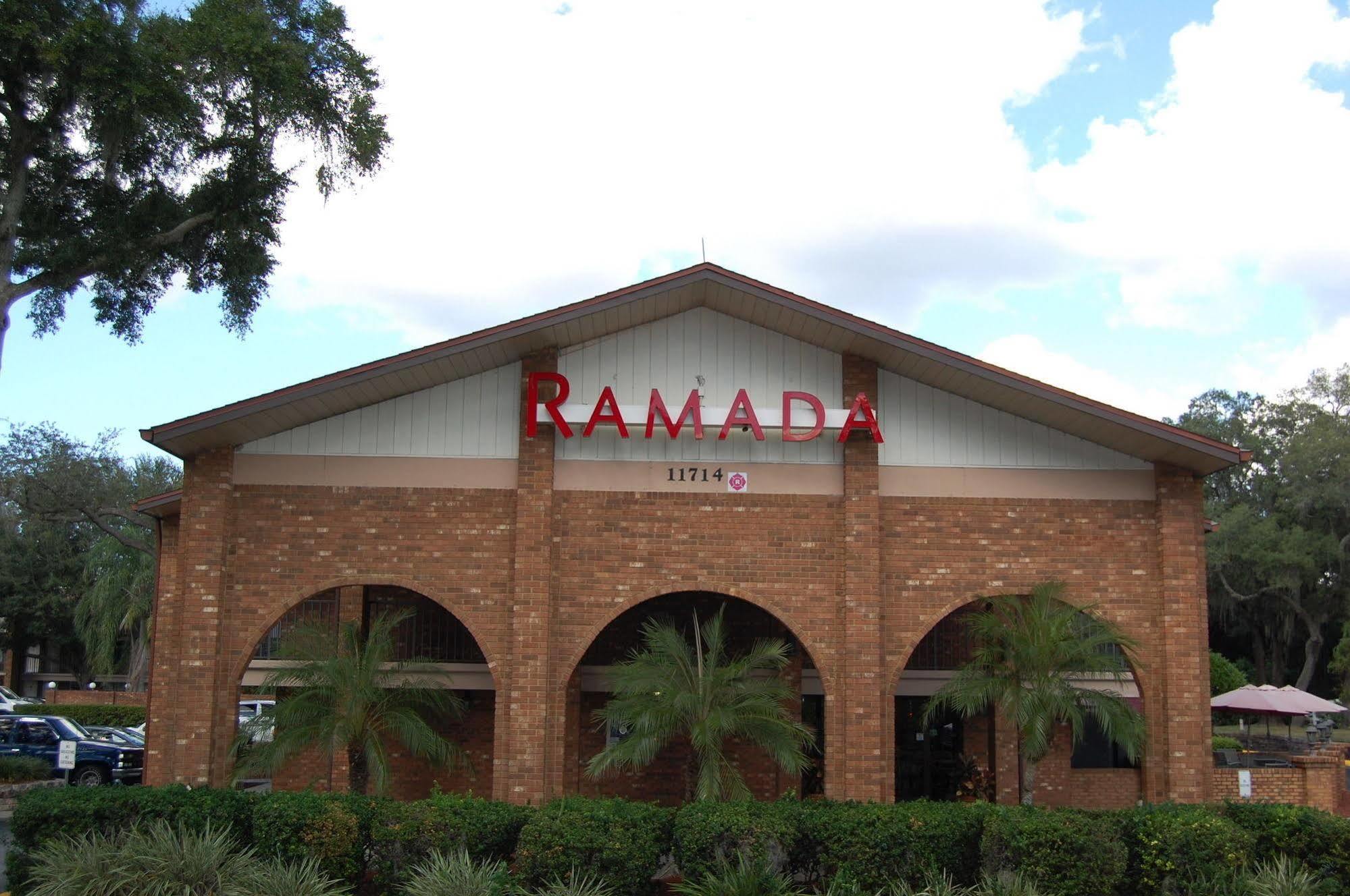 Hotel Ramada By Wyndham Temple Terrace/Tampa North Exterior foto