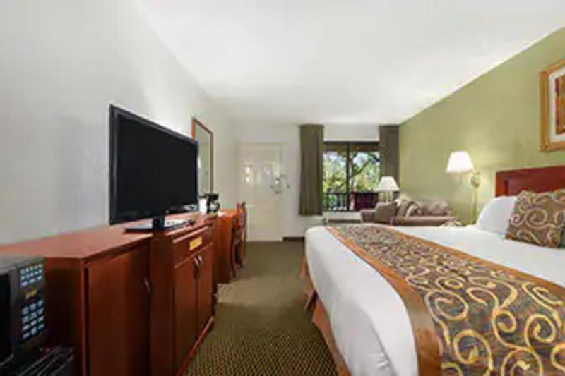 Hotel Ramada By Wyndham Temple Terrace/Tampa North Exterior foto