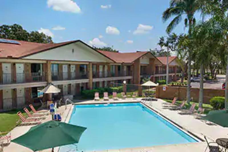 Hotel Ramada By Wyndham Temple Terrace/Tampa North Exterior foto